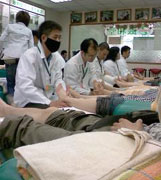 台湾の足裏反射療法師。若い人から年配の方までさまざま
