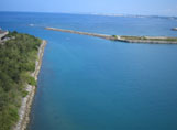 ホテルのベランダから見える沖縄の海、蒼いっ。